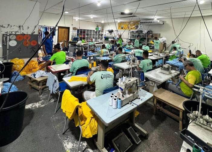 Sejus realiza curso de corte e costura para detentos na Penitenciária de Sinop por meio do SER Família Capacita