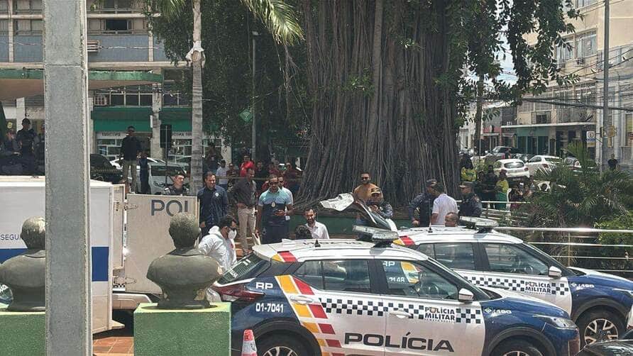 Imagens comprovam que homem entrou em viatura e se trancou em porta-mala