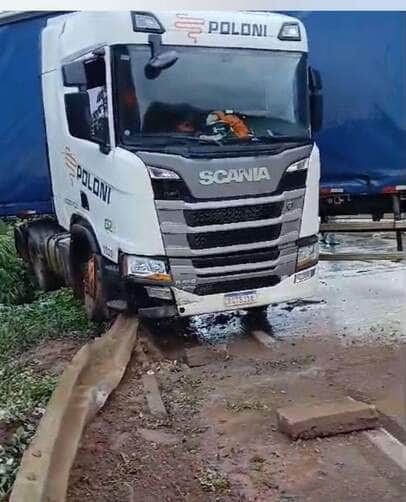 (VÍDEO) Acidente com veículo de carga interdita BR-364 na Serra de São Vicente