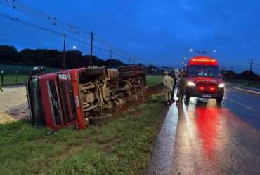 Carreta carrega com milho tomba as margens da mt-449 em Lucas do Rio Verde