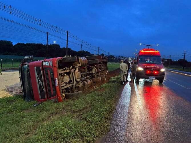 Carreta carrega com milho tomba as margens da mt-449 em Lucas do Rio Verde