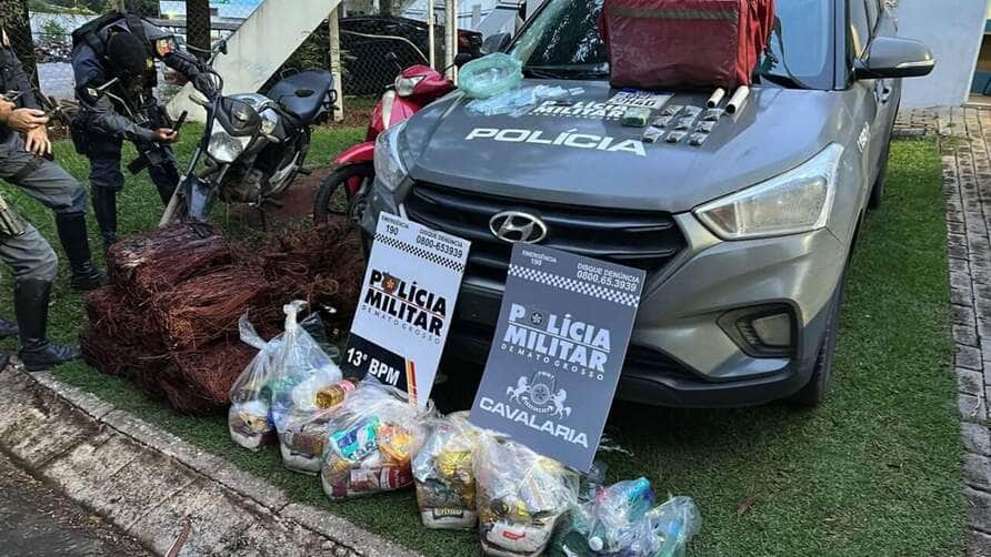 Cavalaria prende suspeito de tráfico e recupera motocicleta roubada