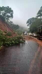Deslizamento de Terra na Serra da Petrovina Causa Lentidão na BR-364 em Pedra Preta