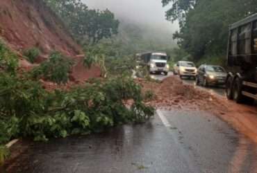 Deslizamento de Terra na Serra da Petrovina Causa Lentidão na BR-364 em Pedra Preta