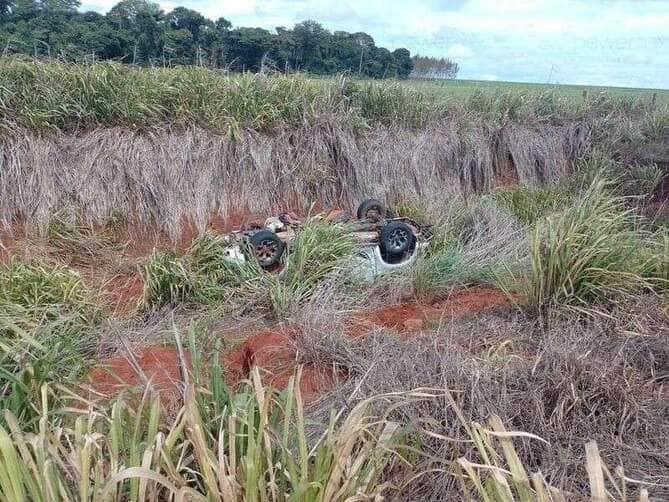 Acidente ocorreu durante chuva leve; Corpo de Bombeiros resgatou vítima presa às ferragens.