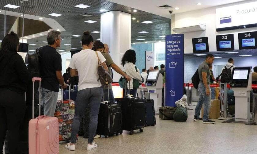 Movimento de passageiros no Aeroporto Santos Dumont no primeiro dia de greve dos aeronautas.
