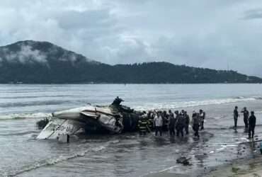 Avião de pequeno porte explode na Praia do Cruzeiro, em Ubatuba (SP), deixando dois mortos 