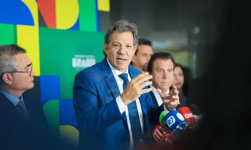 Ministro da Fazenda, Fernando Haddad, Ministro do Trabalho, Luiz Marinho, e Presidente da Febraban, Isaac Sidney, durante conversa com a imprensa, no Palácio do Planalto. Brasília - DF