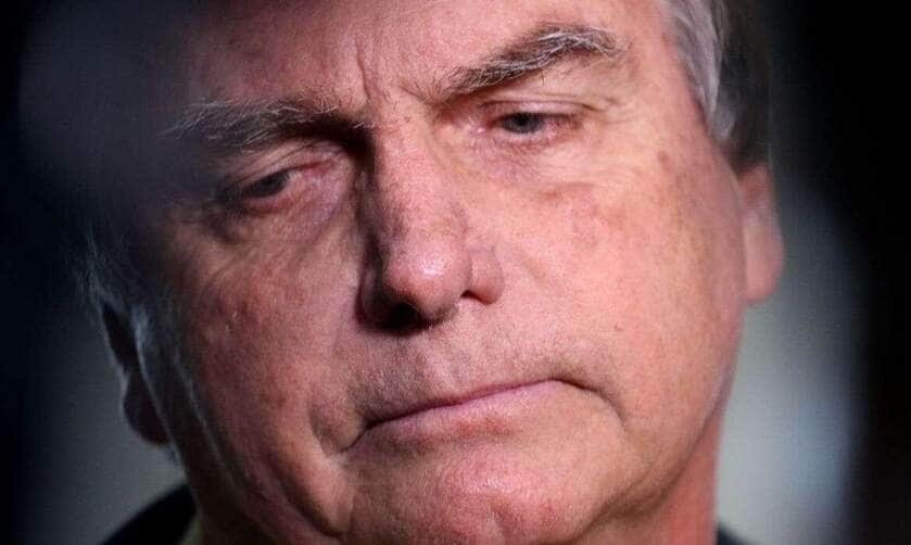 Rio de Janeiro (RJ), 29/06/2023 - O ex-presidente Jair Bolsonaro desembarca no aeroporto Santos Dumont e fala sobre o julgamento no TSE que pode torná-lo inelegível. Foto:Tânia Rêgo/Agência Brasil