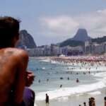 Rio de Janeiro(RJ), 31/12/2024 - Praia cheia com palcos montados na areia da Praia de Copacabana no último dia do ano.  Foto: Tânia Rêgo/Agência Brasil