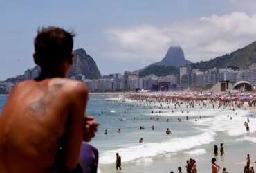 Rio de Janeiro(RJ), 31/12/2024 - Praia cheia com palcos montados na areia da Praia de Copacabana no último dia do ano.  Foto: Tânia Rêgo/Agência Brasil