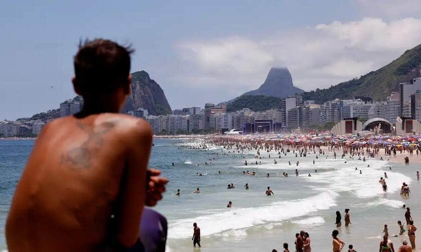 Rio de Janeiro(RJ), 31/12/2024 - Praia cheia com palcos montados na areia da Praia de Copacabana no último dia do ano. Foto: Tânia Rêgo/Agência Brasil