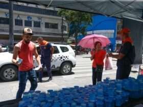 São Paulo SP 12/11/2023 Defesa Civil distribui agua para a população em frente ao Teatro Municipal.  Foto: Paulo Pinto/Agência Brasil