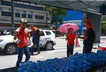 São Paulo SP 12/11/2023 Defesa Civil distribui agua para a população em frente ao Teatro Municipal.  Foto: Paulo Pinto/Agência Brasil