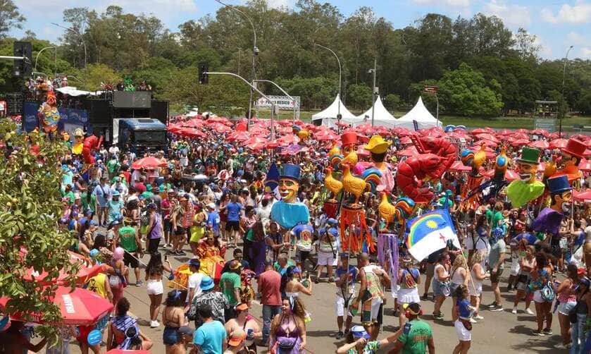São Paulo (SP), 13/02/2024 - Desfile do bloco de carnaval Galo da Madrugada, com participação do grupo Maracatu Bloco de Pedra, em frente ao Parque Ibirapuera. Foto: Rovena Rosa/Agência Brasil