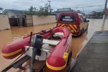 Balneário Camboriú (SC), 17/01/2025 - Carro com barco do Corpo de Bomberos auxilia na ajuda de resgate de pessoas durante chuvas. Foto: CBMSC/Divulgação