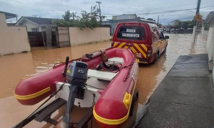 Balneário Camboriú (SC), 17/01/2025 - Carro com barco do Corpo de Bomberos auxilia na ajuda de resgate de pessoas durante chuvas. Foto: CBMSC/Divulgação