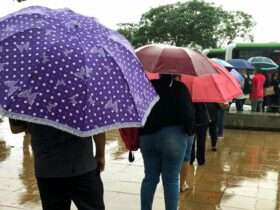 Brasília (DF) 18/11/2024 – Pessoas são vistas com seus guarda chuvas durante chuva na Esplanada dos Ministérios. Foto: Jose Cruz/Agência Brasil