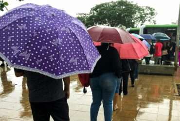 Brasília (DF) 18/11/2024 – Pessoas são vistas com seus guarda chuvas durante chuva na Esplanada dos Ministérios. Foto: Jose Cruz/Agência Brasil