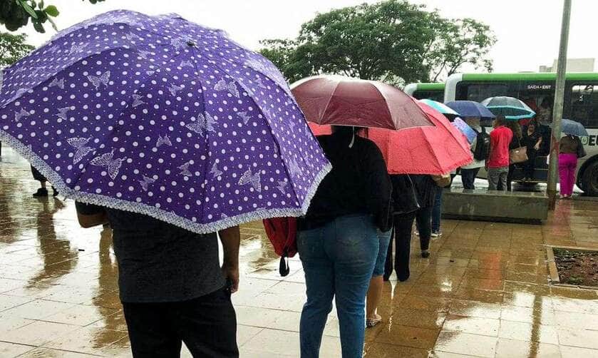 Brasília (DF) 18/11/2024 – Pessoas são vistas com seus guarda chuvas durante chuva na Esplanada dos Ministérios. Foto: Jose Cruz/Agência Brasil