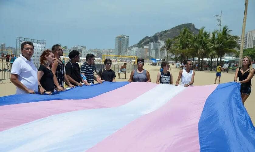 Rio de Janeiro - Manifesto realizado na praia de Copacabana lembra as vítimas da transfobia no Brasil.  (Tomaz Silva/Agência Brasil)