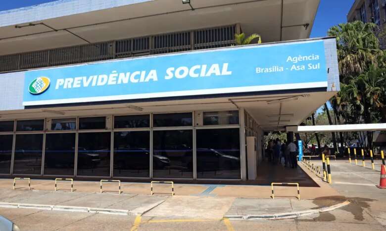 Brasília (DF), 17/07/2024 - Pessoas em frente a entrada da recepcção da Previdência Social. Foto: José Cruz/Agência Brasil