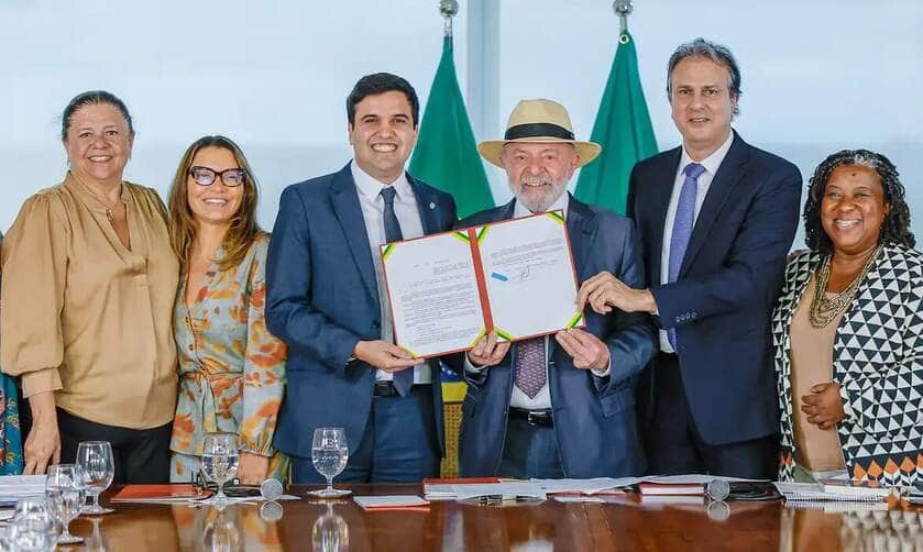 Brasília (DF), 13/01/2025 - Presidente da República, Luiz Inácio Lula da Silva e o ministro da Educação Camilo Santana, durante a cerimônia de Sanção do Projeto de Lei n° 4.932/2024, que dispõe sobre a utilização, por estudantes, de aparelhos eletrônicos portáteis pessoais nos estabelecimentos públicos e privados de ensino da educação básica, no Palácio do Planalto. Foto: Ricardo Stuckert/PR