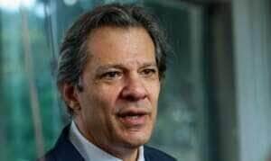 Brasília (DF) 13/05/2024 - O ministro da Fazenda, Fernando Haddad fala com jornalistas na entrada no ministério sobre a reunião virtual com o governador do RS, Eduardo Leite
Foto: Antonio Cruz/Agência Brasil