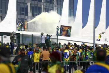 Manifestantes invadem Congresso, STF e Palácio do Planalto.