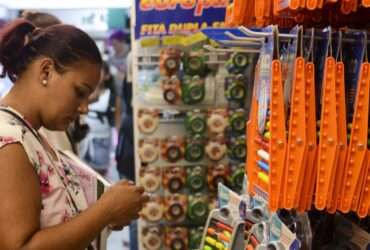 Venda a varejo de material escolar em lojas da 25 de Março, região central.