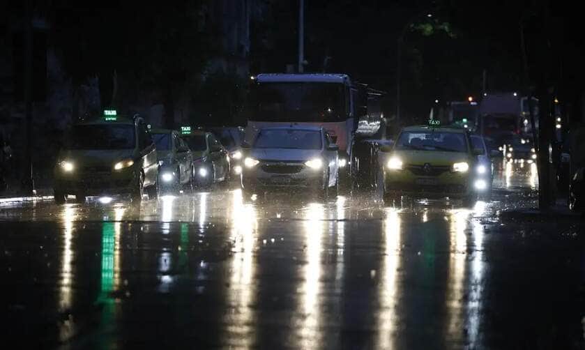 Rio de Janeiro (RJ) 29/01/2025 – Chegada de chuvas faz Defesa Civil enviar alerta extremo na cidade pela primeira vez. Motoristas dirigem sob chuva no Centro. Foto: Fernando Frazão/Agência Brasil