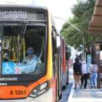 Usuários de transporte público e motoristas de ônibus utilizam máscaras de proteção contra covid-19 na rua da Consolação