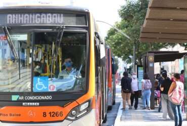 Usuários de transporte público e motoristas de ônibus utilizam máscaras de proteção contra covid-19 na rua da Consolação