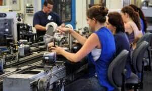 Jovens trabalham mais que estudam no Brasil 