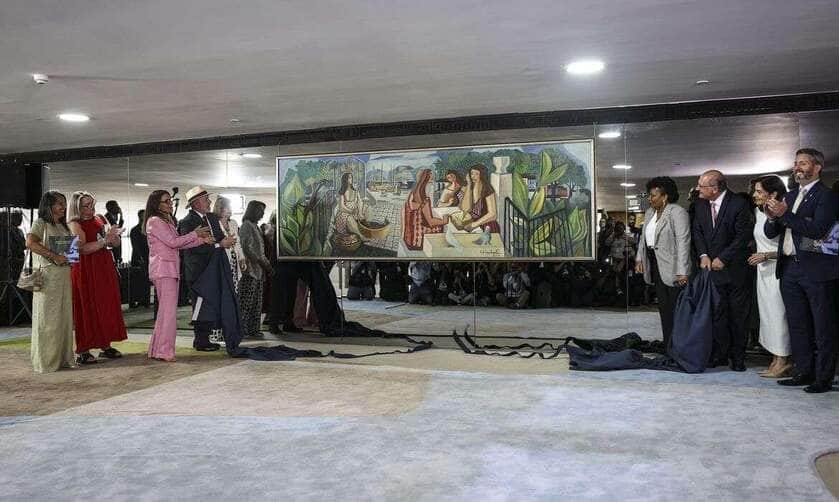 Brasília (DF), 08/01/2025 - O presidente Luiz Inácio Lula da Silva participa de eventos em referência aos episódios antidemocráticos ocorridos em 8 de janeiro de 2023: a reintegração das obras de arte destruídas nos ataques antidemocráticos, a reincorporação ao acervo do palácio o relógio do Século XVII e uma ânfora - tidos como símbolos da dificuldade e delicadeza nos trabalhos de restauração; e o descerramento do painel As Mulatas, que foi vandalizado no mesmo ataque, recuperado e, agora devolvido ao seu local original, o 3º andar do Palácio do Planalto. Foto: Marcelo Camargo/Agência Brasil