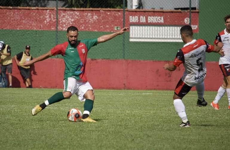 Portuguesa Santista x São José ao vivo; onde assistir nesta quinta (20) pela Série A-2. Imagem: @jardim0013/Agência Briosa