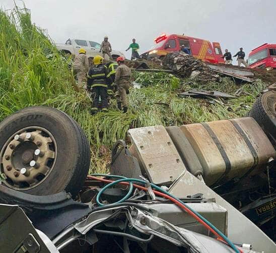 O condutor da carreta perdeu o controle da direção do veículo, que tombou; vítima teve fratura na pelve