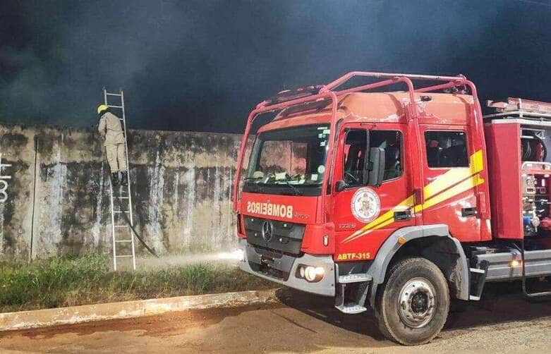 Bombeiros combatem incêndio em entulho de lixo em Mato Grosso