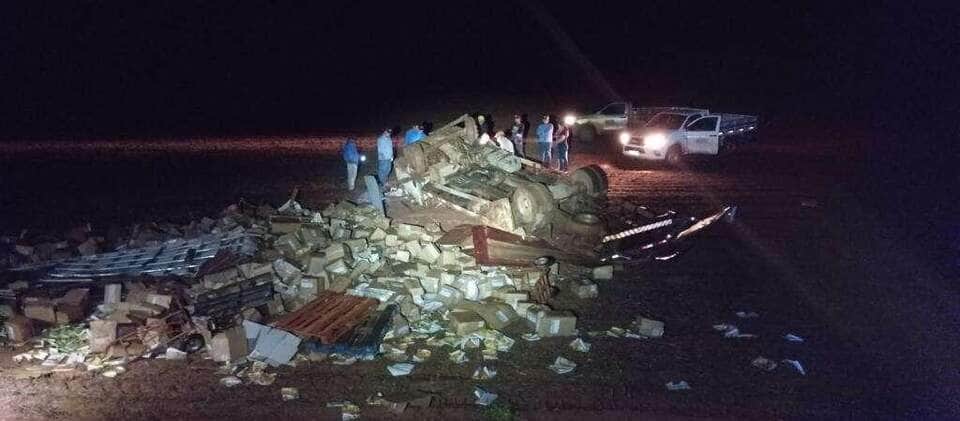 Bombeiros resgatam vítima presa em caminhão que capotou na BR-364 em Mato Grosso