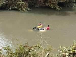 Veículo cai em rio na MT-560, e condutor é resgatado após nadar até a margem 