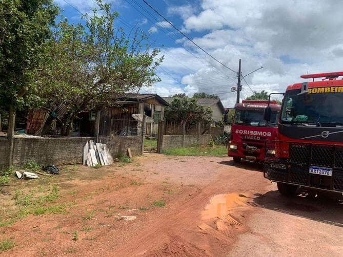 Corpo de Bombeiros combate incêndio em residência de Guarantã do Norte