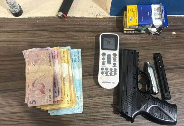 Homem é preso após intimidar pessoas com arma falsa em Lucas do Rio Verde