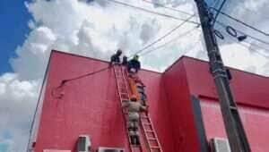 Homem leva choque elétrico em telhado e é resgatado pelos bombeiros de Mato Grosso