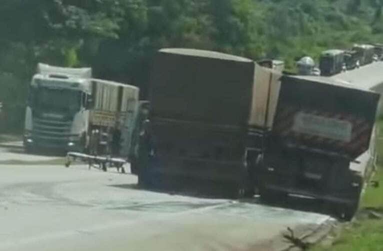 Colisão entre três carretas na BR-364 deixa dois feridos em Jaciara 