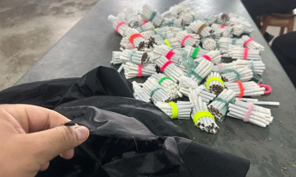 Itens estavam fora das embalagens originais, escondidas no paletó do advogado