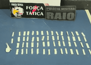 PM de Sinop apreende 59 porções de cocaína e flagra suspeito com mandado de prisão em aberto