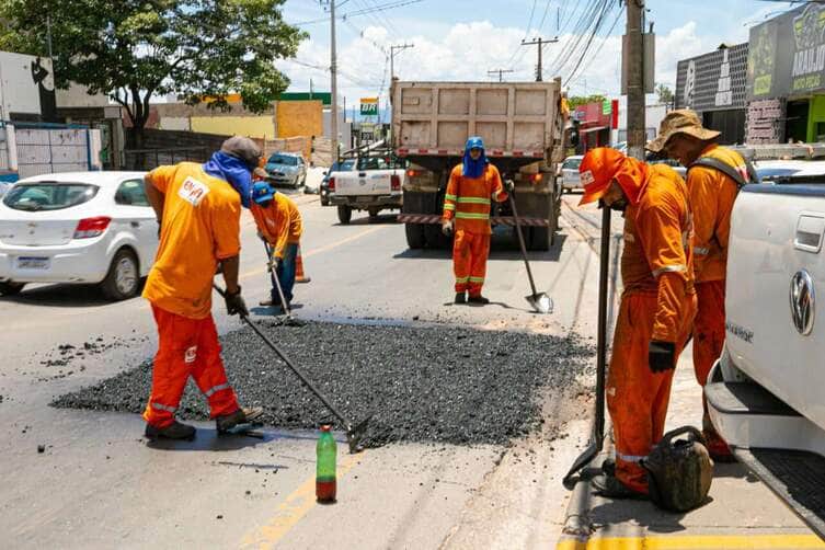 Prefeitura de Cuiabá atende pedidos de moradores e leva operação tapa-buraco para o Tijucal