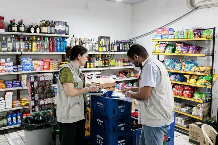 SORP e Vigilância Sanitária de Cuiabá fecham duas distribuidoras por venda de alimentos vencidos