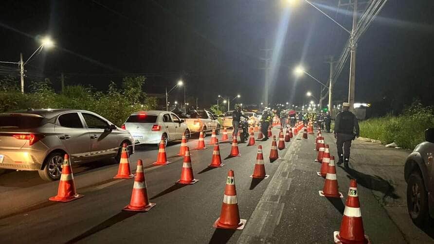 Um motociclista é preso e 80 veículos são apreendidos durante Operação Lei Seca em Cuiabá