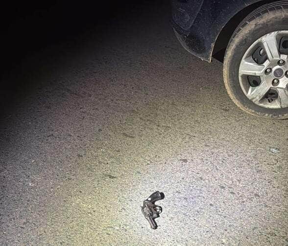 Homem de 34 anos atirou contra policiais durante abordagem; revólver e drogas foram apreendidos.